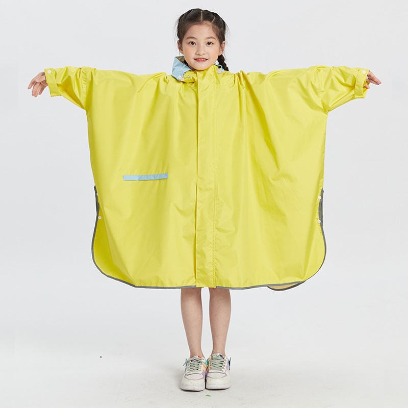 Cape-stil dječji kišni pončo, Chunya Spinning tkanina, vodootporni sloj PVC ljepila, džep za ruksak, otisnut logotip