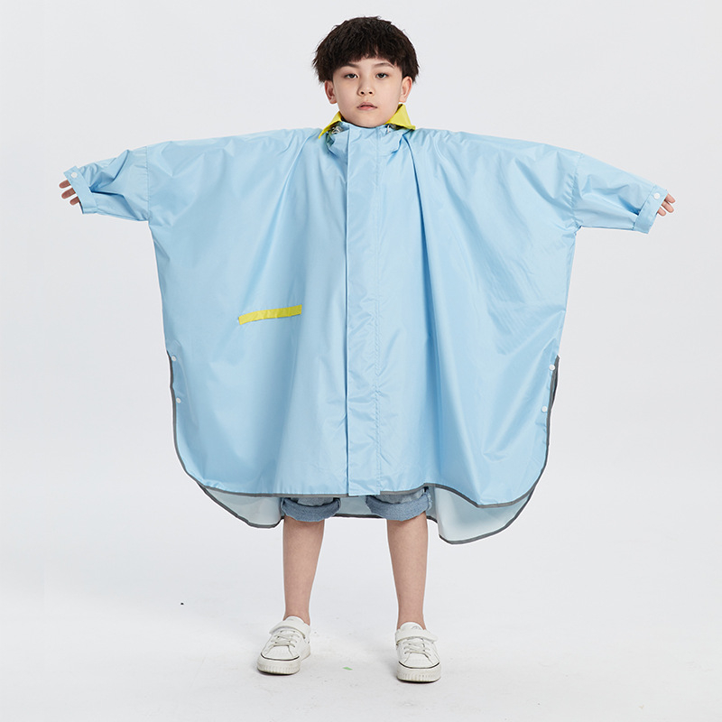 Cape-stil dječji kišni pončo, Chunya Spinning tkanina, vodootporni sloj PVC ljepila, džep za ruksak, otisnut logotip