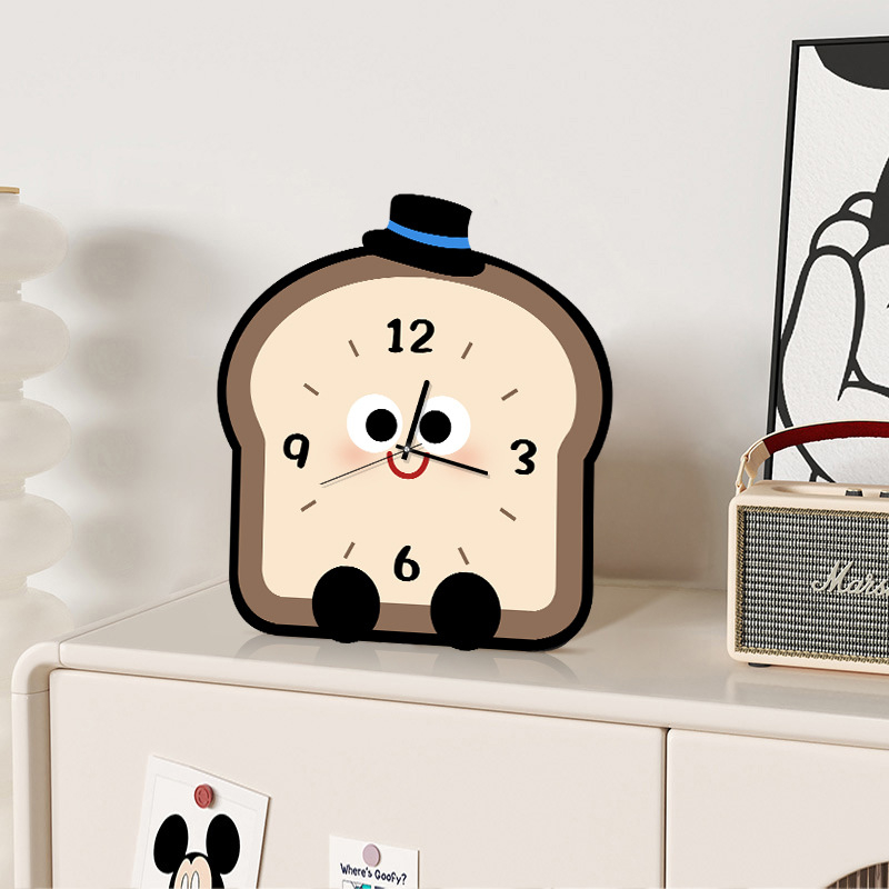 Stolni sat — Moderan kremasti minimalistički dizajn s LED zaslonom, drveno kućište i brojčanik, napajanje baterijom, debljina 10 mm