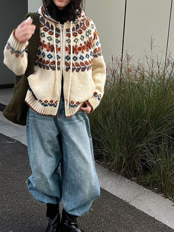 Ζακετάκι πλεκτό με κουκούλα, ζωικό μοτίβο (τζακάρ); ύφασμα ακρυλικό-πολυεστέρας; άνετη γραμμή; μακριά μανίκια; φερμουάρ.