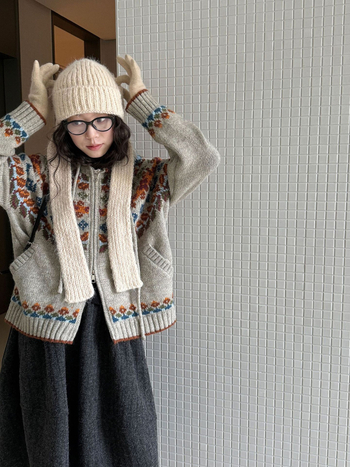 Ζακετάκι πλεκτό με κουκούλα, ζωικό μοτίβο (τζακάρ); ύφασμα ακρυλικό-πολυεστέρας; άνετη γραμμή; μακριά μανίκια; φερμουάρ.