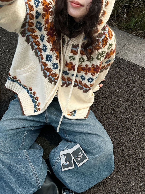 Ζακετάκι πλεκτό με κουκούλα, ζωικό μοτίβο (τζακάρ); ύφασμα ακρυλικό-πολυεστέρας; άνετη γραμμή; μακριά μανίκια; φερμουάρ.