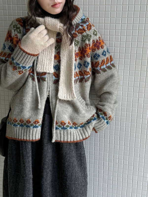 Ζακετάκι πλεκτό με κουκούλα, ζωικό μοτίβο (τζακάρ); ύφασμα ακρυλικό-πολυεστέρας; άνετη γραμμή; μακριά μανίκια; φερμουάρ.