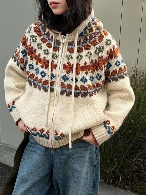 Ζακετάκι πλεκτό με κουκούλα, ζωικό μοτίβο (τζακάρ); ύφασμα ακρυλικό-πολυεστέρας; άνετη γραμμή; μακριά μανίκια; φερμουάρ.