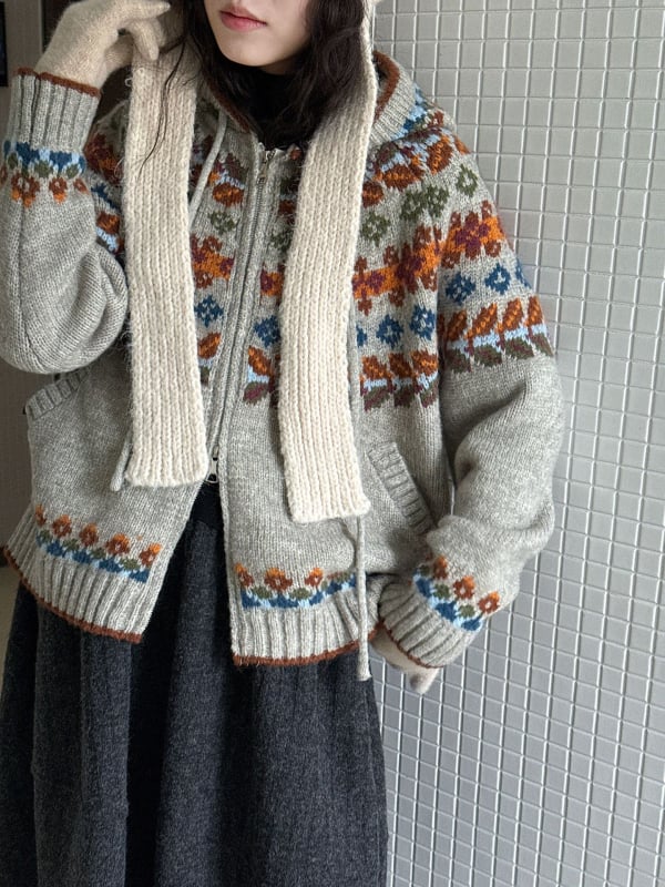 Ζακετάκι πλεκτό με κουκούλα, ζωικό μοτίβο (τζακάρ); ύφασμα ακρυλικό-πολυεστέρας; άνετη γραμμή; μακριά μανίκια; φερμουάρ.