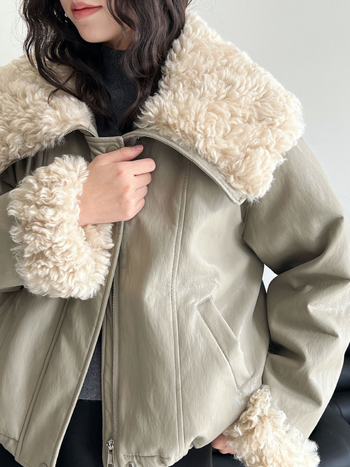 Μπουφάν Down με PU ύφασμα, πλήρωση από λευκά πάπια πούπουλα 86–90%, γιακάς τύπου πέτο με ψεύτικη γούνα, φερμουάρ