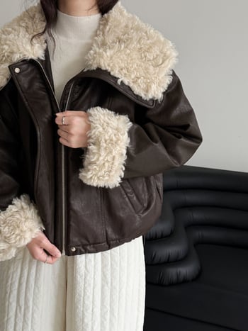 Μπουφάν Down με PU ύφασμα, πλήρωση από λευκά πάπια πούπουλα 86–90%, γιακάς τύπου πέτο με ψεύτικη γούνα, φερμουάρ