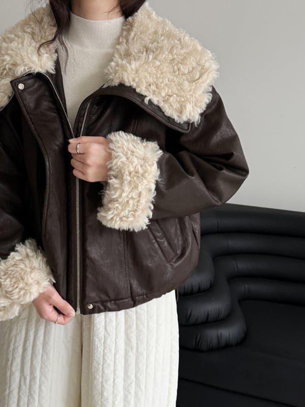 Μπουφάν Down με PU ύφασμα, πλήρωση από λευκά πάπια πούπουλα 86–90%, γιακάς τύπου πέτο με ψεύτικη γούνα, φερμουάρ