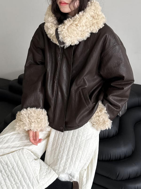 Μπουφάν Down με PU ύφασμα, πλήρωση από λευκά πάπια πούπουλα 86–90%, γιακάς τύπου πέτο με ψεύτικη γούνα, φερμουάρ