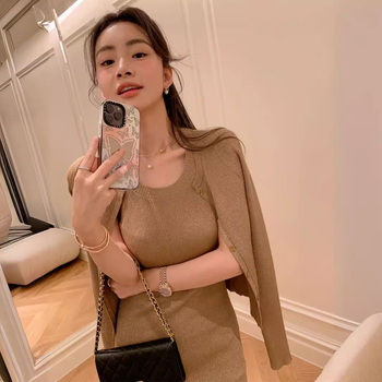 Trokomponentni vuneni pleteni set: top bez rukava (vest), kardigan i suknja — sadržaj vune 30–50%; obrada na visokoj temperaturi; izlazak jeseni 2025; pogodan za sve sezone