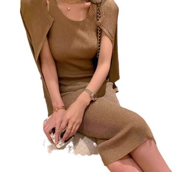 Trokomponentni vuneni pleteni set: top bez rukava (vest), kardigan i suknja — sadržaj vune 30–50%; obrada na visokoj temperaturi; izlazak jeseni 2025; pogodan za sve sezone