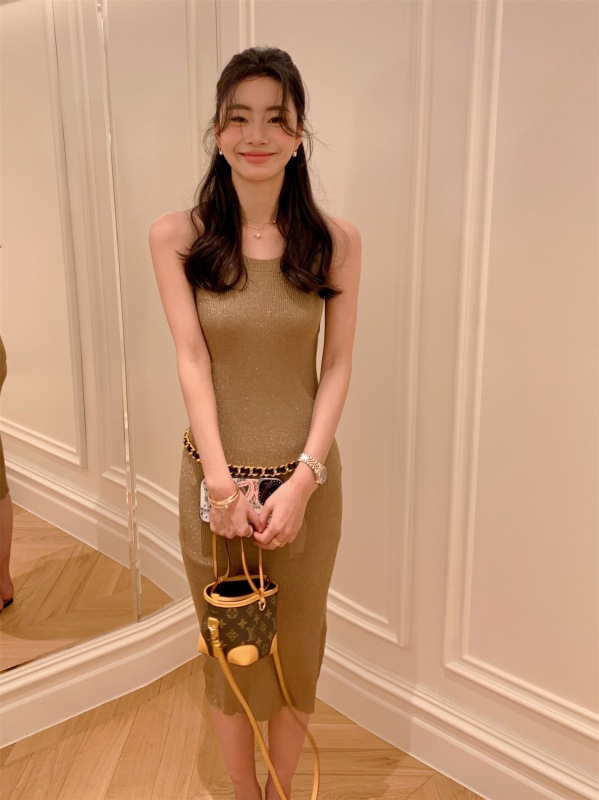 Trokomponentni vuneni pleteni set: top bez rukava (vest), kardigan i suknja — sadržaj vune 30–50%; obrada na visokoj temperaturi; izlazak jeseni 2025; pogodan za sve sezone