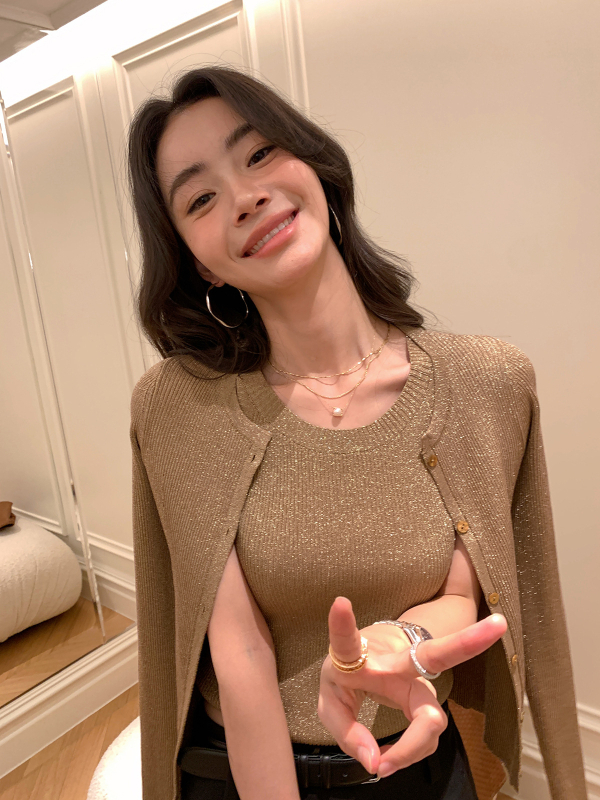 Trokomponentni vuneni pleteni set: top bez rukava (vest), kardigan i suknja — sadržaj vune 30–50%; obrada na visokoj temperaturi; izlazak jeseni 2025; pogodan za sve sezone