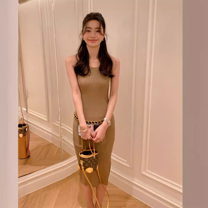 Trokomponentni vuneni pleteni set: top bez rukava (vest), kardigan i suknja — sadržaj vune 30–50%; obrada na visokoj temperaturi; izlazak jeseni 2025; pogodan za sve sezone