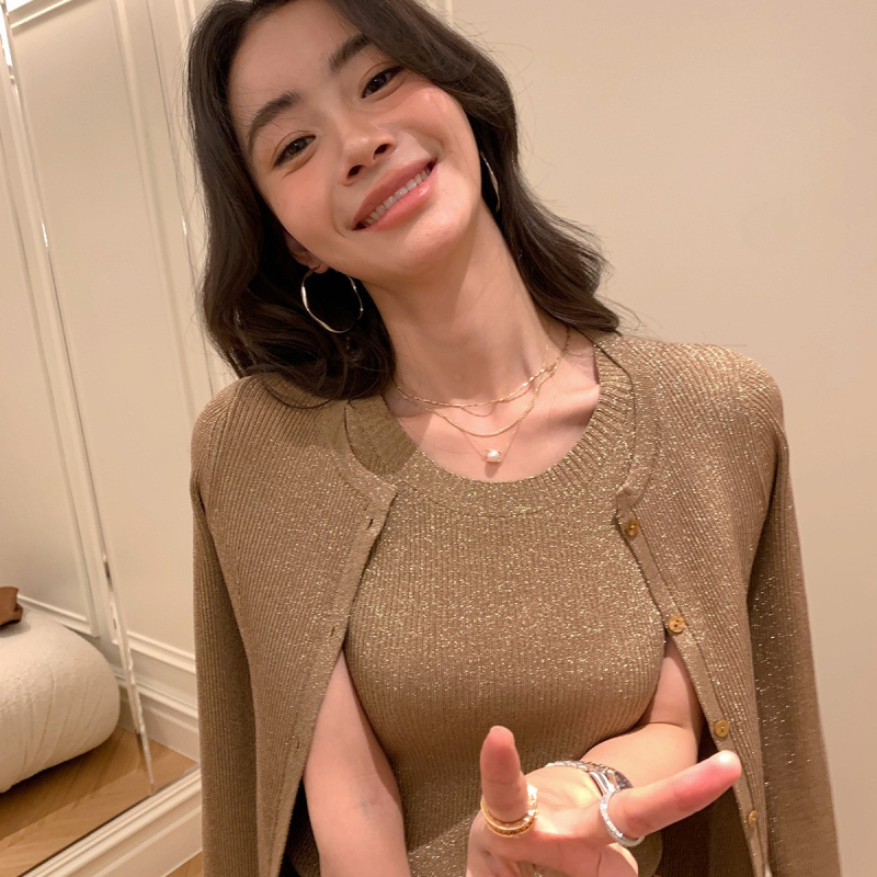 Trokomponentni vuneni pleteni set: top bez rukava (vest), kardigan i suknja — sadržaj vune 30–50%; obrada na visokoj temperaturi; izlazak jeseni 2025; pogodan za sve sezone