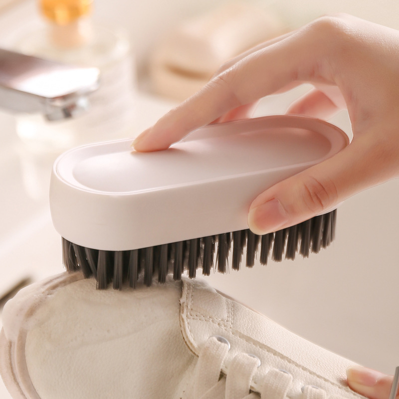 Četka za cipele s plastičnim vlaknima za njegu i dezinficiranje, moderan minimalistički stil