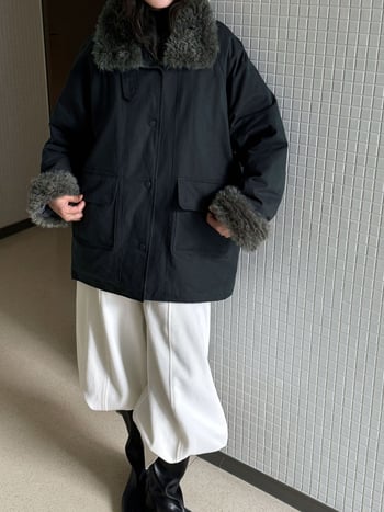 Γυναικείο parka με γούνα από μαλλί αρνιού — γέμισμα από λευκό πούπουλο πάπιας, 91–95% πούπουλο, ύφασμα πολυεστέρα, χαλαρή γραμμή, γιακάς τύπου πόλο με αποσπώμενο τεχνητό γούνινο φινίρισμα