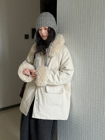 Γυναικείο parka με γούνα από μαλλί αρνιού — γέμισμα από λευκό πούπουλο πάπιας, 91–95% πούπουλο, ύφασμα πολυεστέρα, χαλαρή γραμμή, γιακάς τύπου πόλο με αποσπώμενο τεχνητό γούνινο φινίρισμα