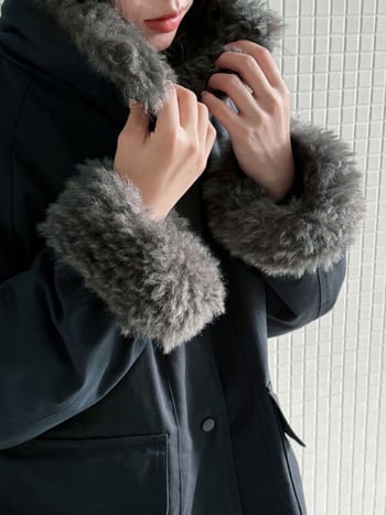 Γυναικείο parka με γούνα από μαλλί αρνιού — γέμισμα από λευκό πούπουλο πάπιας, 91–95% πούπουλο, ύφασμα πολυεστέρα, χαλαρή γραμμή, γιακάς τύπου πόλο με αποσπώμενο τεχνητό γούνινο φινίρισμα