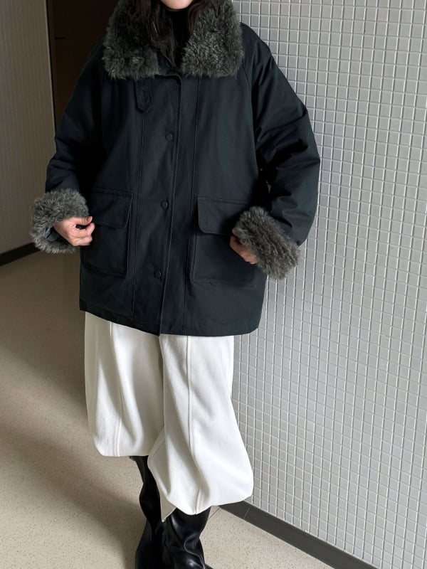 Γυναικείο parka με γούνα από μαλλί αρνιού — γέμισμα από λευκό πούπουλο πάπιας, 91–95% πούπουλο, ύφασμα πολυεστέρα, χαλαρή γραμμή, γιακάς τύπου πόλο με αποσπώμενο τεχνητό γούνινο φινίρισμα