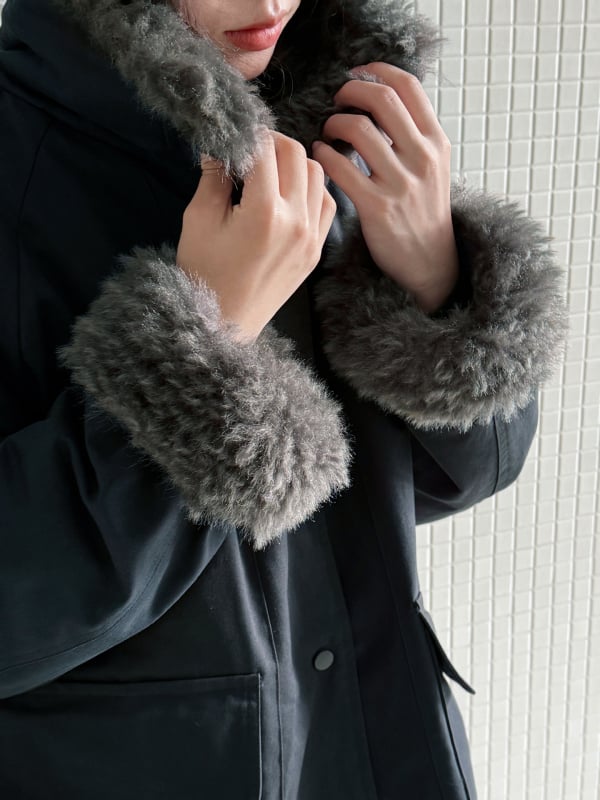 Γυναικείο parka με γούνα από μαλλί αρνιού — γέμισμα από λευκό πούπουλο πάπιας, 91–95% πούπουλο, ύφασμα πολυεστέρα, χαλαρή γραμμή, γιακάς τύπου πόλο με αποσπώμενο τεχνητό γούνινο φινίρισμα