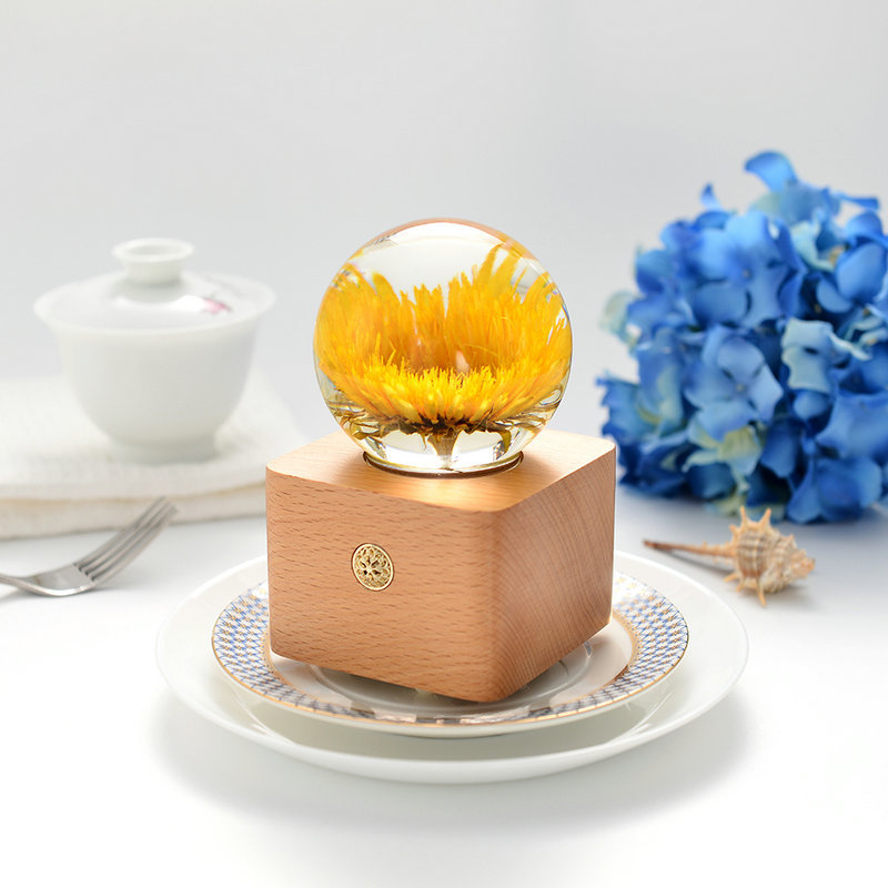 Музикална кутия-нощна лампа със слънчоглед от смола в кристална топка — Ode to Flowers; персонализирана; печатано лого; полирана повърхност; модерен минималистичен стил