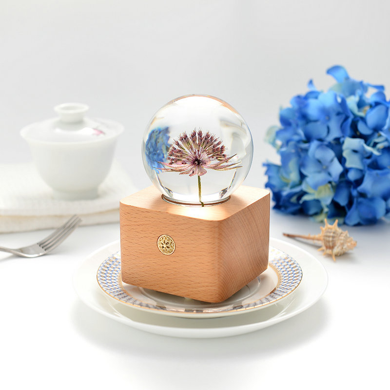 Музикална кутия-нощна лампа със слънчоглед от смола в кристална топка — Ode to Flowers; персонализирана; печатано лого; полирана повърхност; модерен минималистичен стил