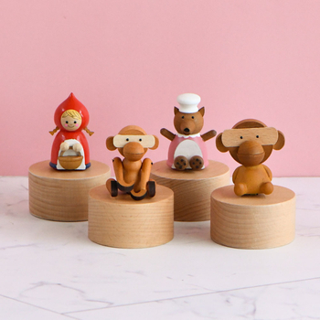 Bükkfa zenélő doboz, mini majom panda figura, kézzel készített, modern minimalist dizájn, logónyomtatás elérhető, ideális ajándék gyerekeknek