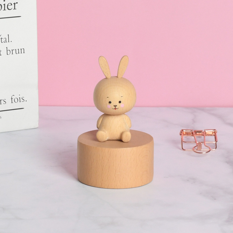 Bükkfa zenélő doboz, mini majom panda figura, kézzel készített, modern minimalist dizájn, logónyomtatás elérhető, ideális ajándék gyerekeknek