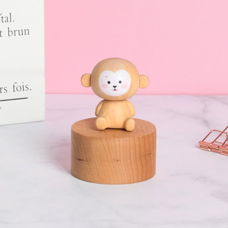 Bükkfa zenélő doboz, mini majom panda figura, kézzel készített, modern minimalist dizájn, logónyomtatás elérhető, ideális ajándék gyerekeknek