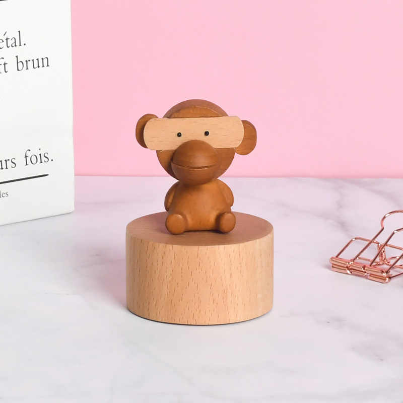 Bükkfa zenélő doboz, mini majom panda figura, kézzel készített, modern minimalist dizájn, logónyomtatás elérhető, ideális ajándék gyerekeknek