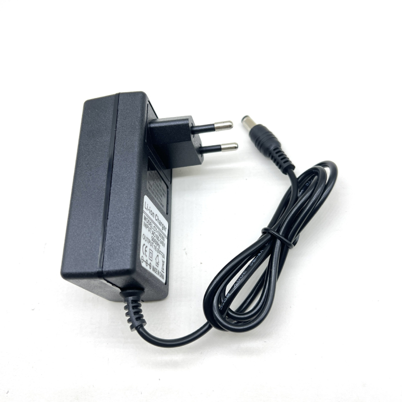 SSD punjač baterija za Li-ion s višestrukim izlazima 16.8V/21V/25.2V; ulaz AC110-240V