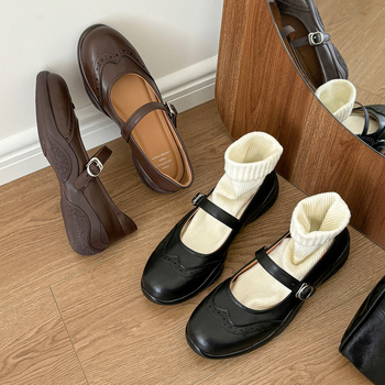 Mary Jane cipele od ovčje kože, s debelim gumastim potplatom, srednje visoki pet 3–6 cm, kopča, gornji dio od ovčje kože