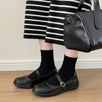 Mary Jane cipele od ovčje kože, s debelim gumastim potplatom, srednje visoki pet 3–6 cm, kopča, gornji dio od ovčje kože