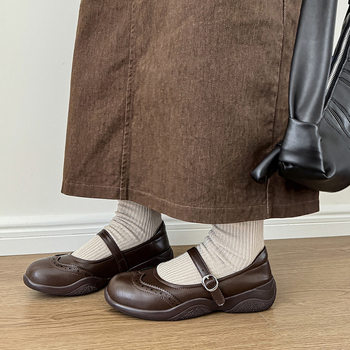 Mary Jane cipele od ovčje kože, s debelim gumastim potplatom, srednje visoki pet 3–6 cm, kopča, gornji dio od ovčje kože