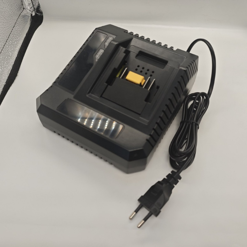 Makita 21V baterijski dok punjač — ulaz 110-240VAC, izlaz 5-48V, snaga 48W, certifikacije EMC CE ETL FCC