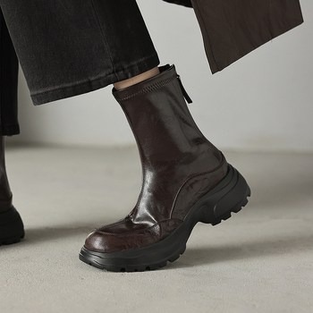 Дамски ботуши с тънък силует, кръгла носка, среден ток 3–5 cm, цип отзад, горна част от висококачествена овча кожа, подметка от пяна