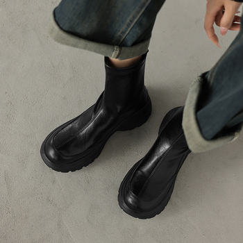 Дамски ботуши с тънък силует, кръгла носка, среден ток 3–5 cm, цип отзад, горна част от висококачествена овча кожа, подметка от пяна