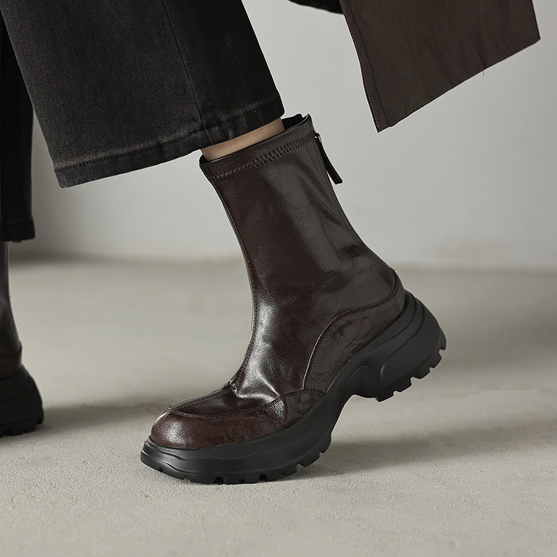 Дамски ботуши с тънък силует, кръгла носка, среден ток 3–5 cm, цип отзад, горна част от висококачествена овча кожа, подметка от пяна