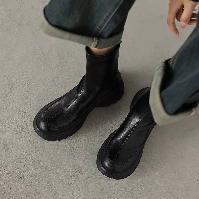 Дамски ботуши с тънък силует, кръгла носка, среден ток 3–5 cm, цип отзад, горна част от висококачествена овча кожа, подметка от пяна