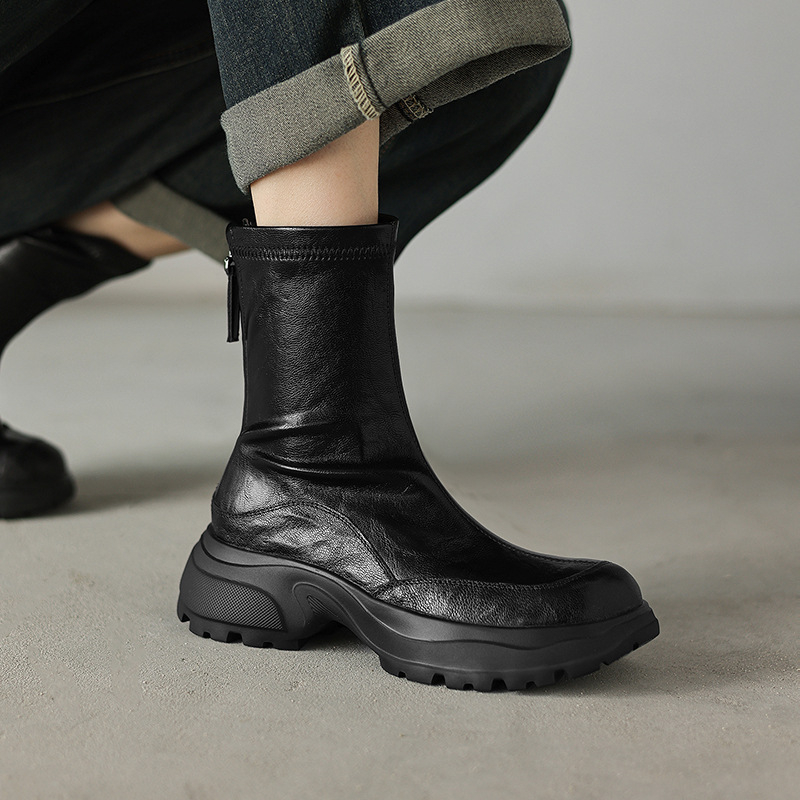 Дамски ботуши с тънък силует, кръгла носка, среден ток 3–5 cm, цип отзад, горна част от висококачествена овча кожа, подметка от пяна