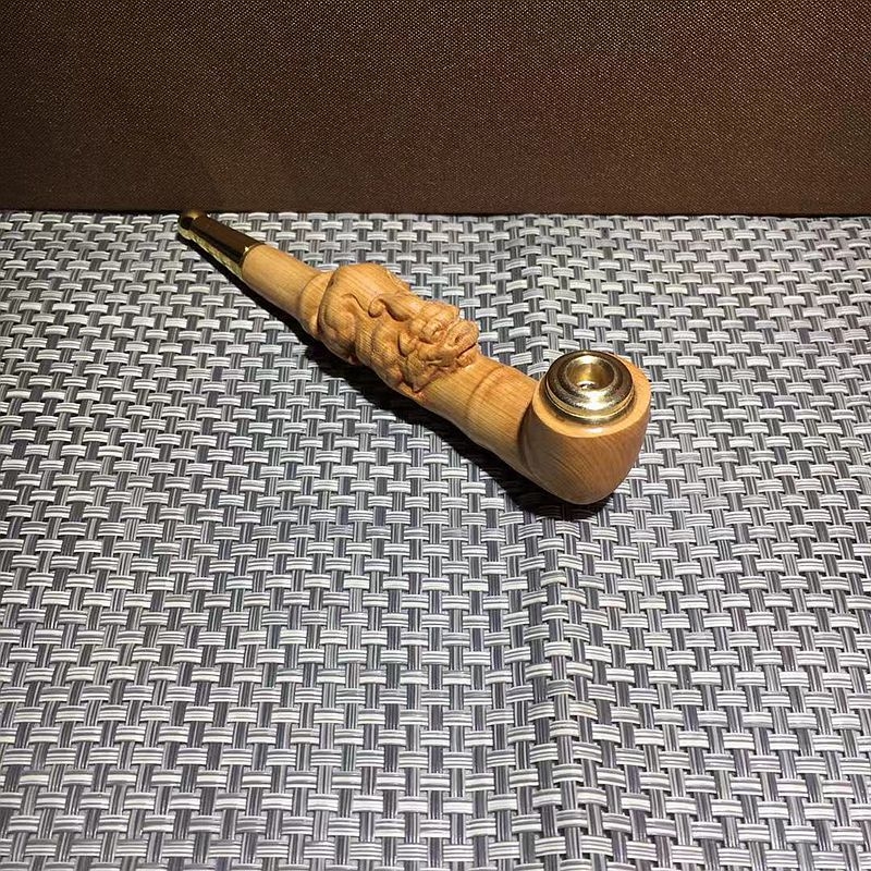 Drvena lula s urezbom Pixiu, modernim minimalističkim stilom, mahagoni materijal, mogućnost prilagodbe, ispis logotipa na raspolaganju, dvostruka upotreba – lula i držač za cigarete