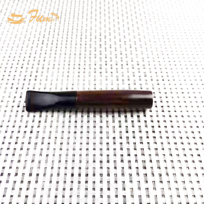 Cigarettatartó aktívszén szűrővel és cserélhető filtrrel; szantálfa és akril konstrukció; cserélhető szűrő; tömörfa kettős használatú dizájn