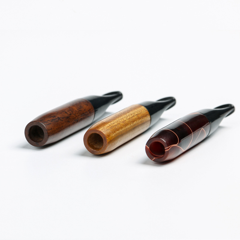 Cigarettatartó aktívszén szűrővel és cserélhető filtrrel; szantálfa és akril konstrukció; cserélhető szűrő; tömörfa kettős használatú dizájn