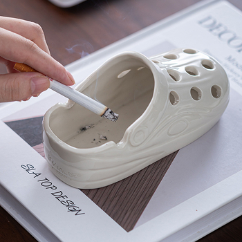 Scrumiere ceramică în formă de papuc, cu logo imprimat; Brand Mu nanshan; Origine Dehua; Ambalaj: 20 buc.; Material: ceramic.