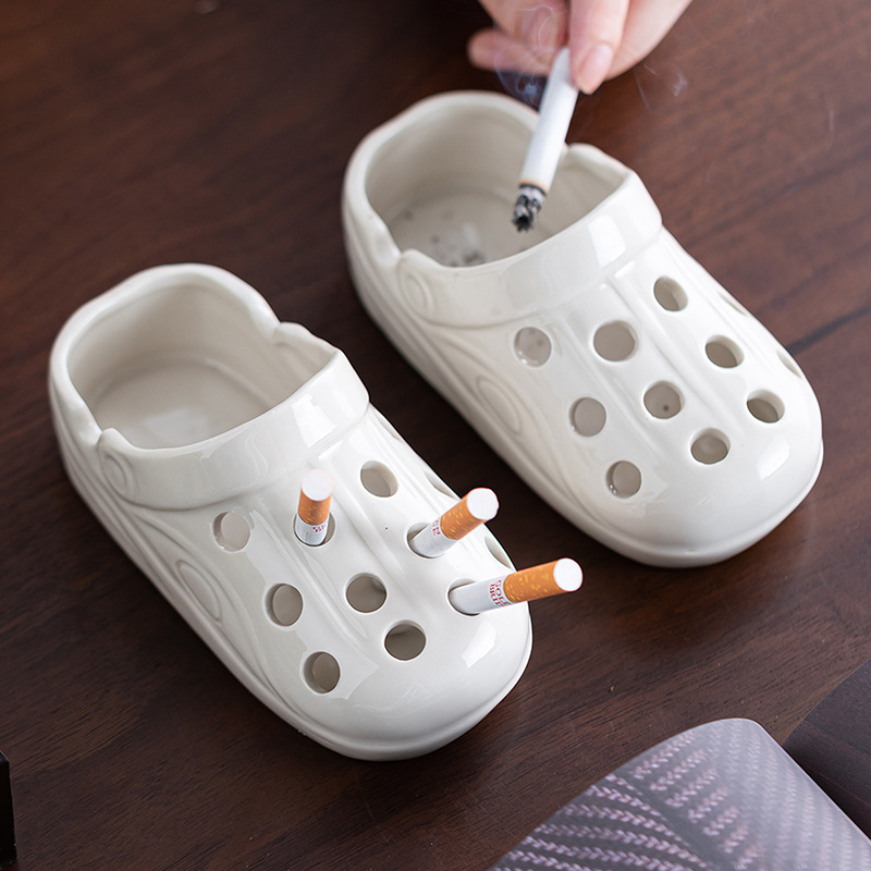 Scrumiere ceramică în formă de papuc, cu logo imprimat; Brand Mu nanshan; Origine Dehua; Ambalaj: 20 buc.; Material: ceramic.