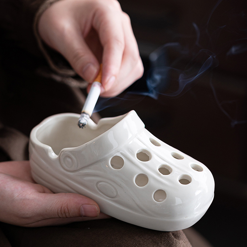 Scrumiere ceramică în formă de papuc, cu logo imprimat; Brand Mu nanshan; Origine Dehua; Ambalaj: 20 buc.; Material: ceramic.