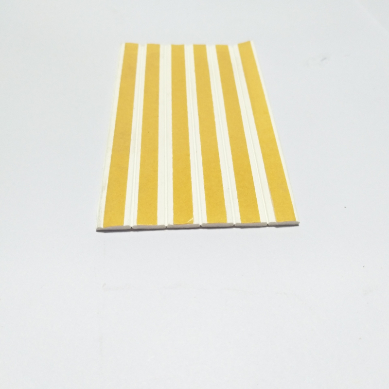 Önadhéziós ajtó- és ablak tömítőszalag - D-típusú szivacsos habszalag, tömítés az ajtó és ablak közti résekhez, magas hőmérséklet-állóság