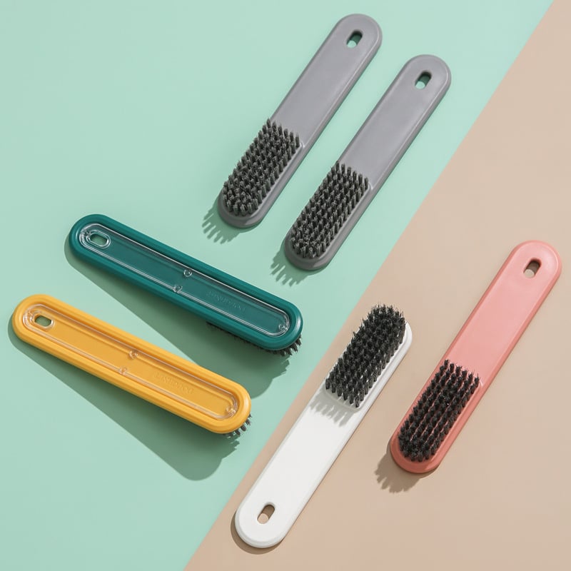 Hosszú nyelű cipő- és ruhatisztító kefe, műanyag kivitel, puha sörtékkel