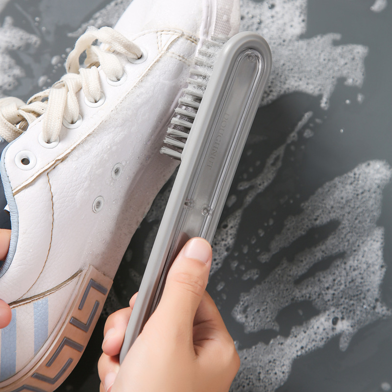 Hosszú nyelű cipő- és ruhatisztító kefe, műanyag kivitel, puha sörtékkel